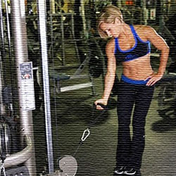 Curl de biceps con polea | Femenino Curl de biceps con polea | Femenino
